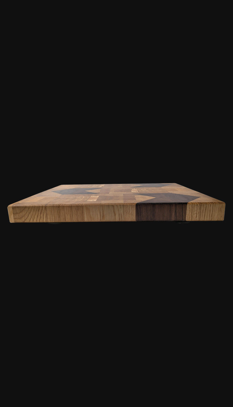 Flache Seitenansicht des Stirnholz-Schneidbretts mit sichtbarer Brettstärke und kontrastreichen Holzflächen.
