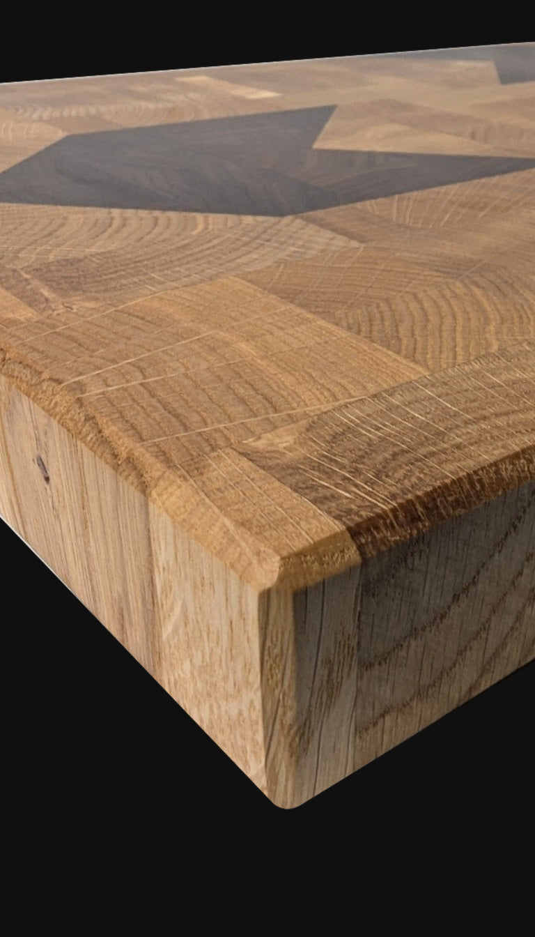 Detail der Ecke, Stirnholzfläche und Seitenmaserung des Schneidbretts aus Eiche und Nussbaum.