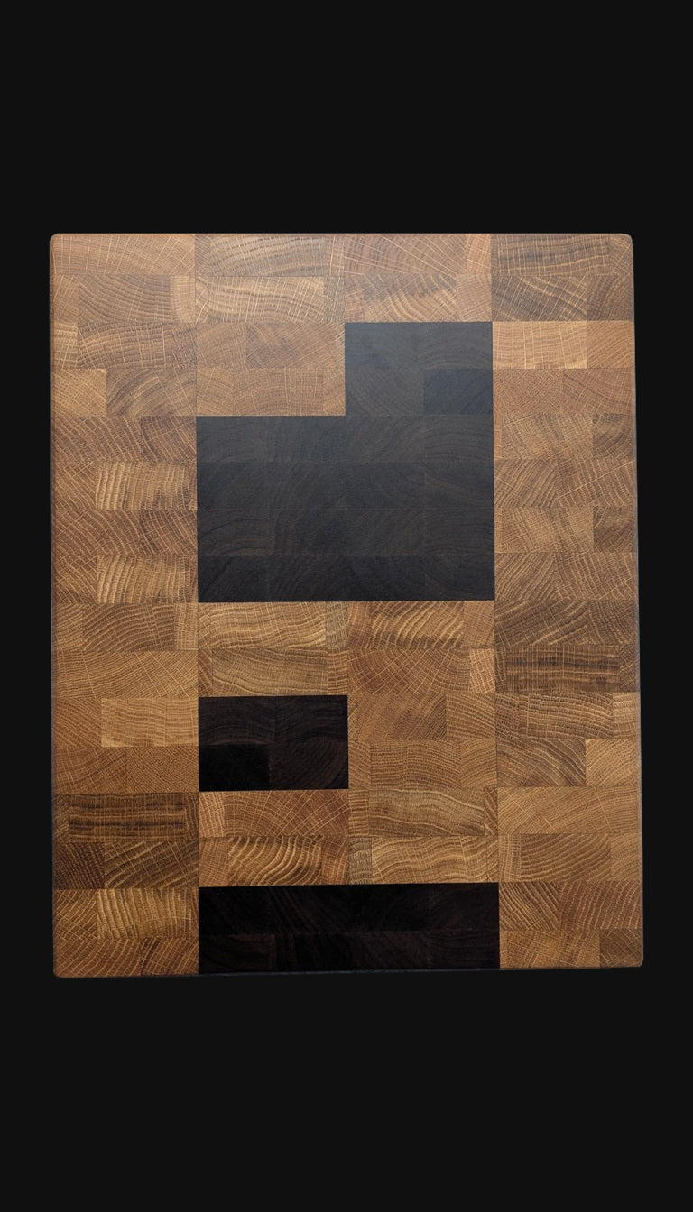 Vorderseite eines Stirnholz-Schneidbretts aus Eiche und amerikanischem Nussbaum mit dunklen geometrischen Feldern.