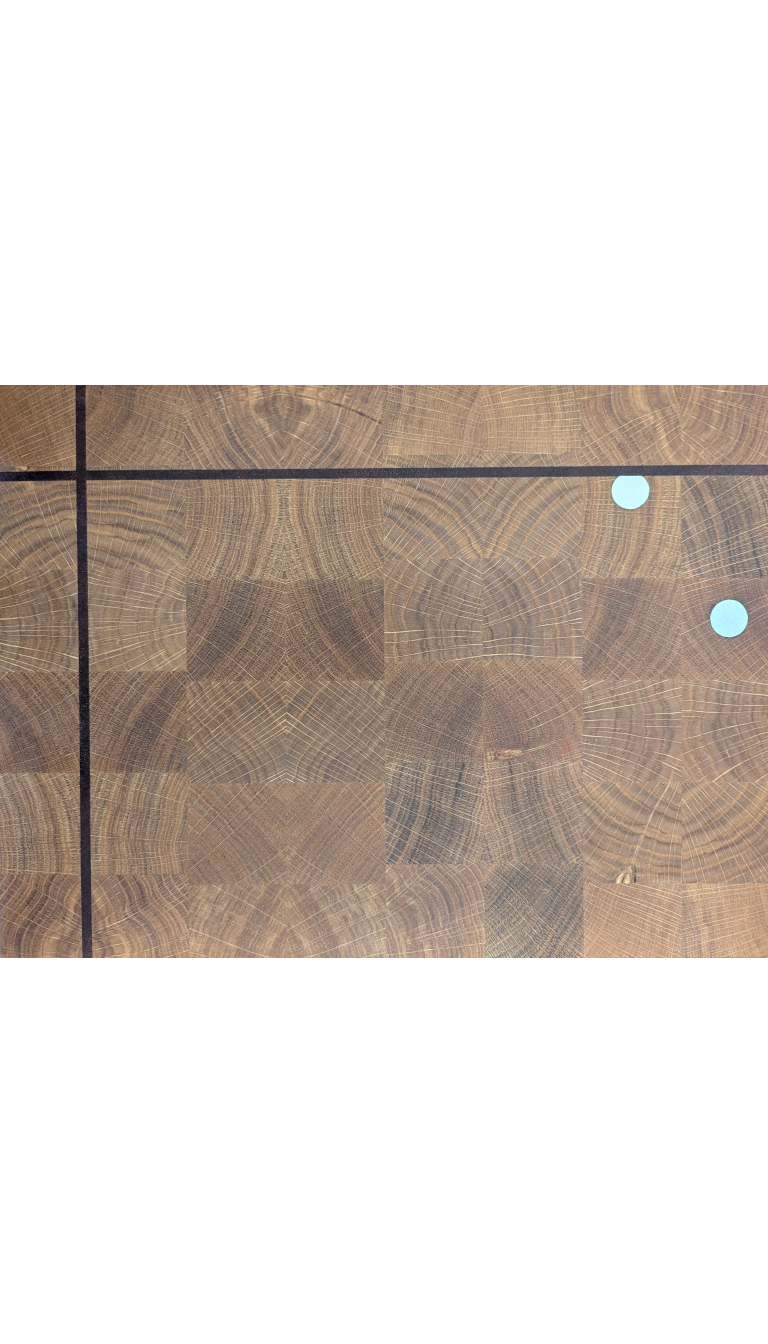 Gesamtansicht des liveDROPS Stirnholz-Schneidbretts mit Mahagoni und Zinn Inlay