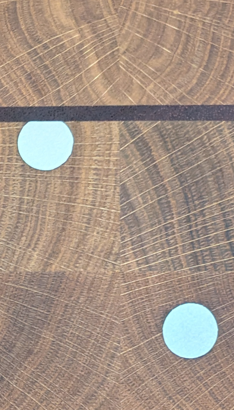 Detail der Stirnholz-Maserung des liveDROPS Schneidbretts